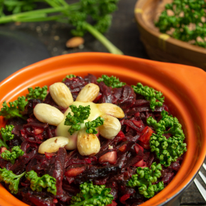 Свекольный салат с миндалем