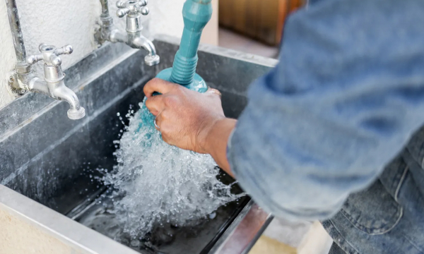 Вскипятите воду и добавьте соду: засор в раковине растворится за 3 минуты